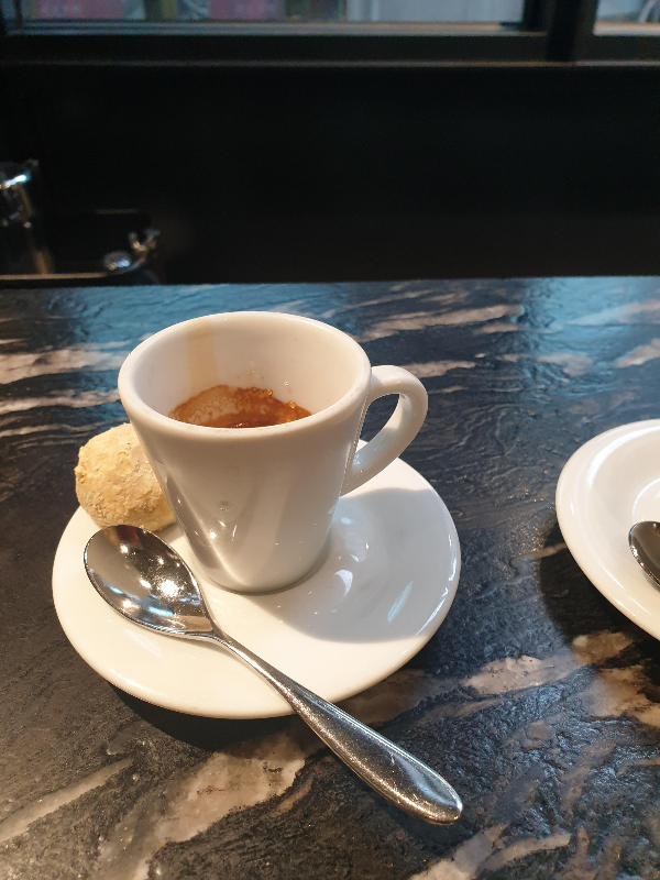 접시와 에스프레소 그리고 인절미 쿠피