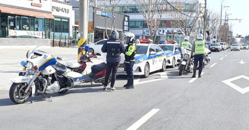 단속중인 경찰관 들 사진 이미지