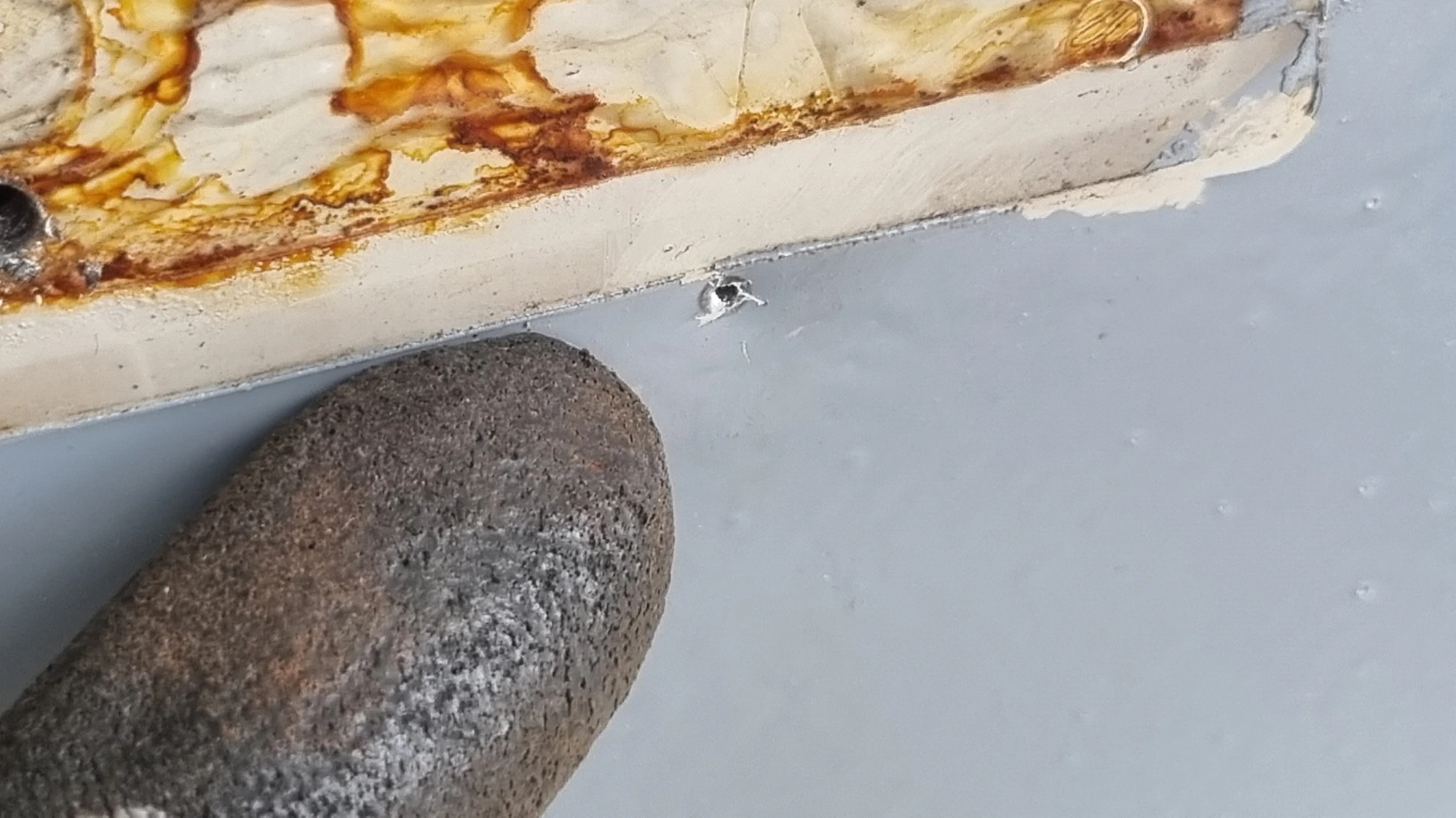 구멍 위치 표시한 모습