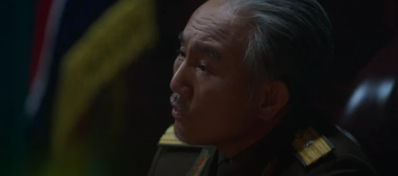 백발 대머리에 인민군 장교 복장을 하고 있는 드라마 무빙의 보위부장 캐릭터