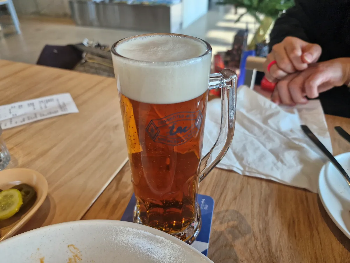 길쭉한-컵에-담겨있는-수제맥주