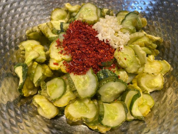 오이지무침 황금레시피 - 고춧가루로 색깔 내고, 마늘로 향 입히기