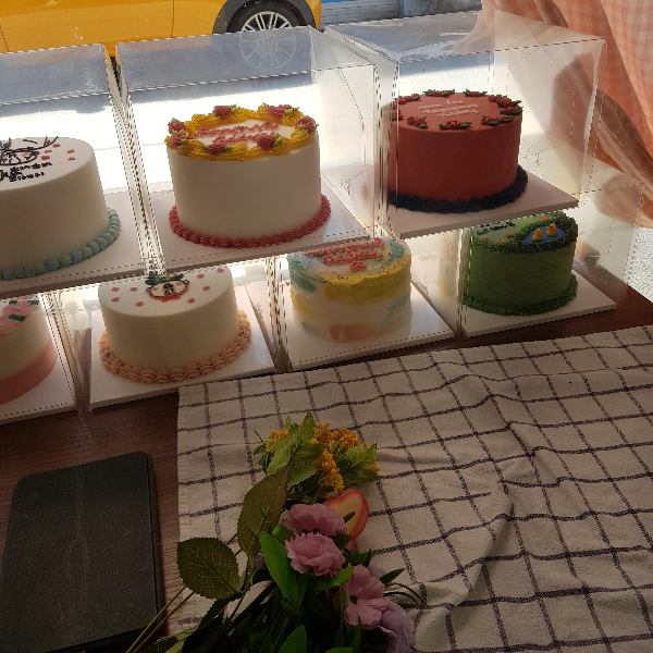 레터링 케이크 매장 오픈 전 재료 및 쇼케이스 상태를 체크하는 아침 루틴 사진