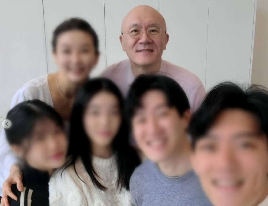전재용 가족 사진 부인 박상아 아들 둘에 딸 둘이 웃고 있는 모습