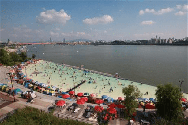 도심 속 피서지 한강 수영장 3년 만 개장