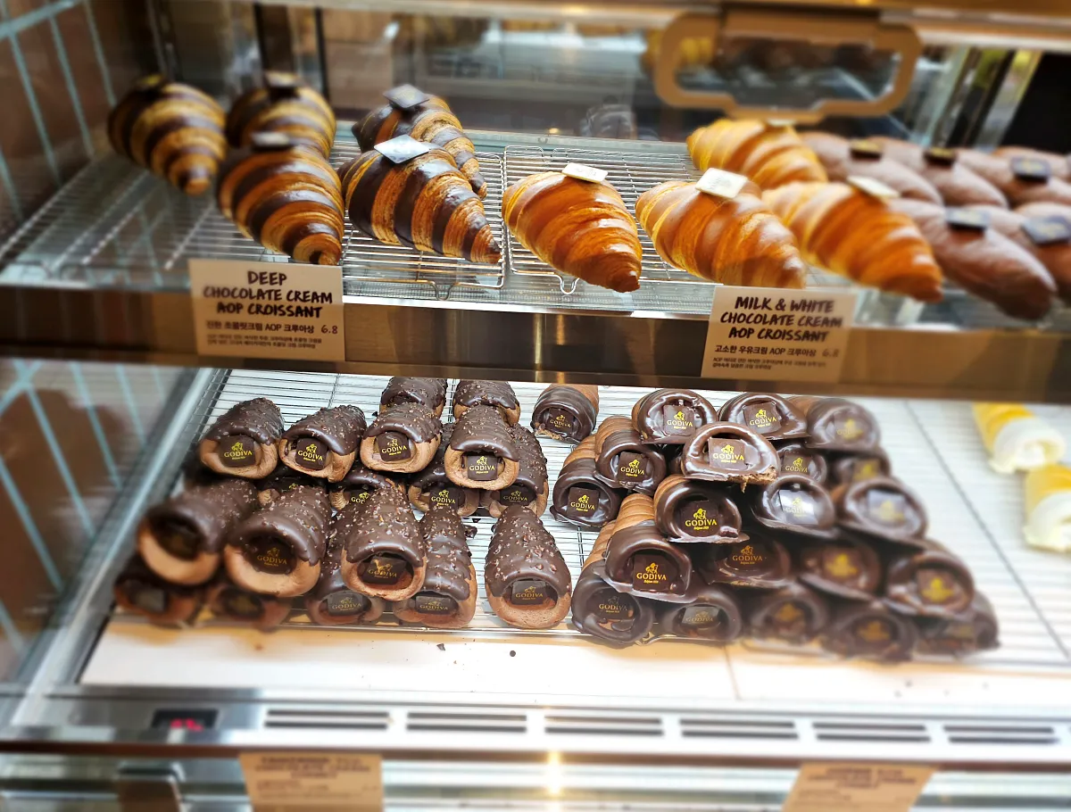 여의도-더현대서울-백화점-고디바베이커리-진열빵10-소라빵외