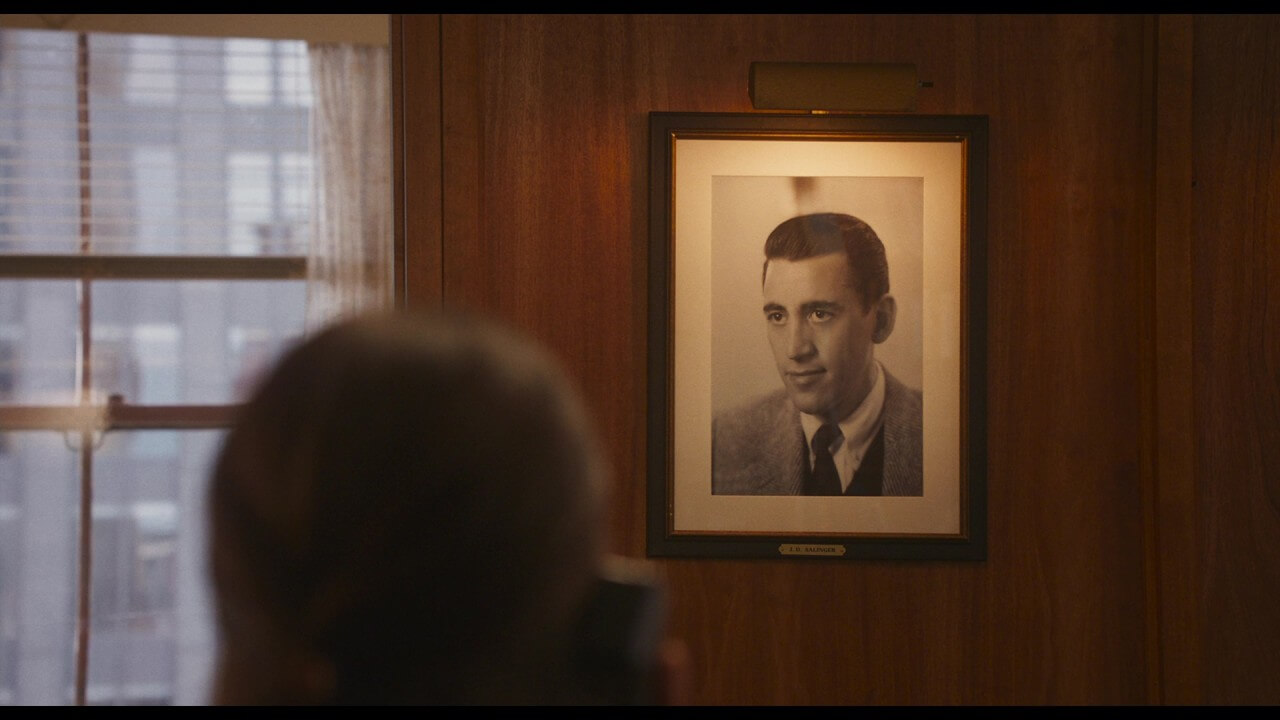 벽에 걸려있는 제롬 데이비드 샐린저의 초상화