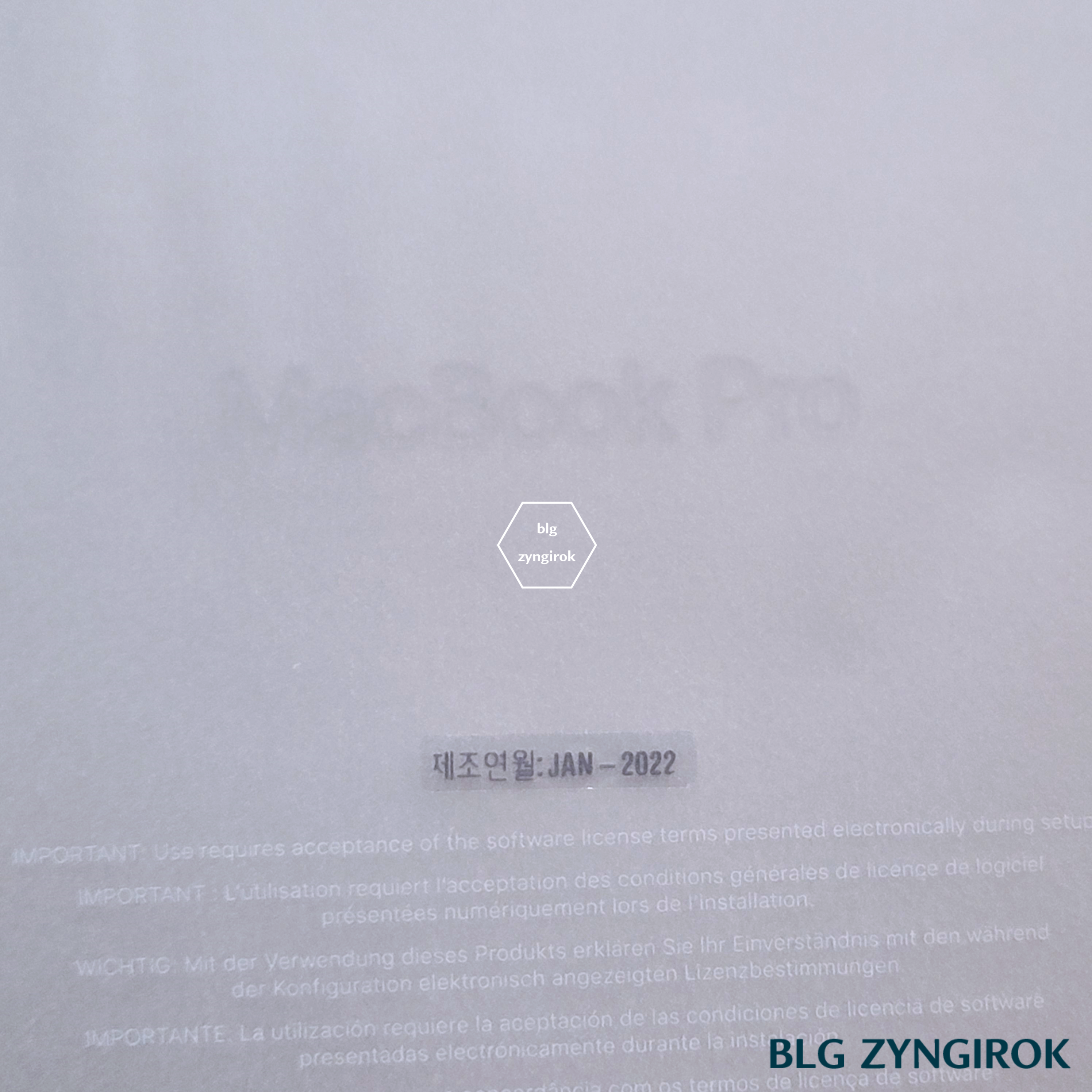 맥북-종이포장에-쓰여있는-제조연월-1월-2022년