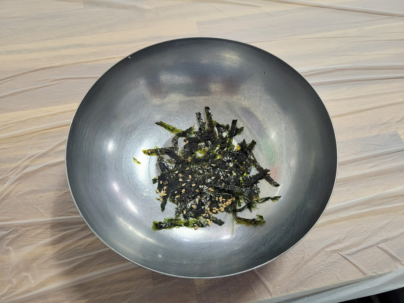 김가루가 뿌려진 비빔그릇