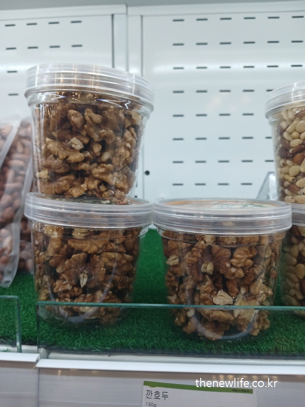 견과류 다이어트 후기 – 다이어트용으로 포장된 깐호두 용기 진열 모습