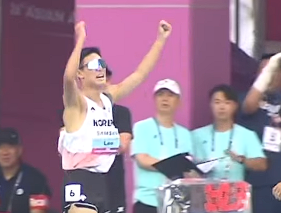 결승선 통과후 포효 하는 이재웅선수!