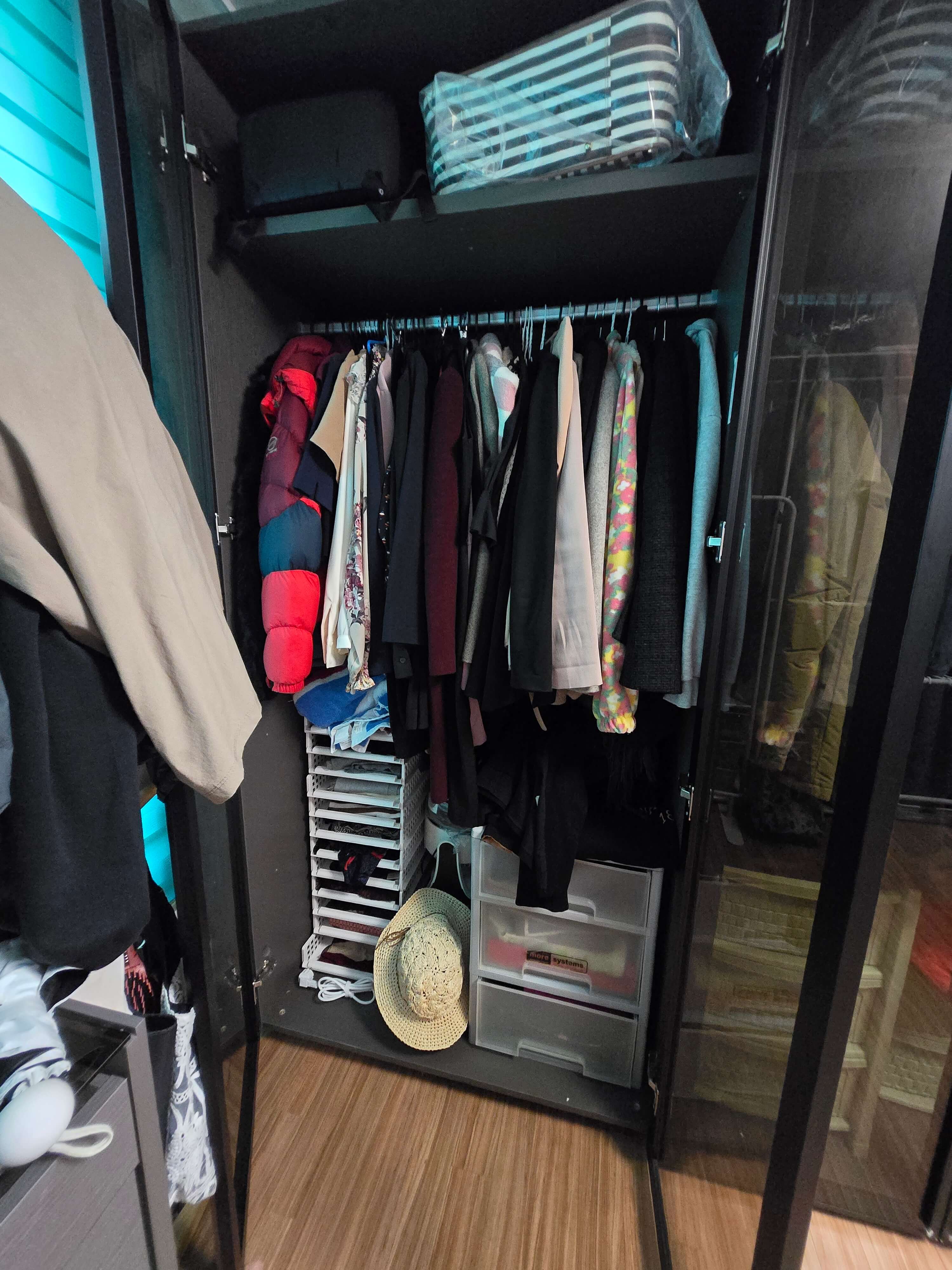 옷이 계절별 분류없이 꽉 차 있고, 가방도 보관하고 있는 답답한 옷장 사진