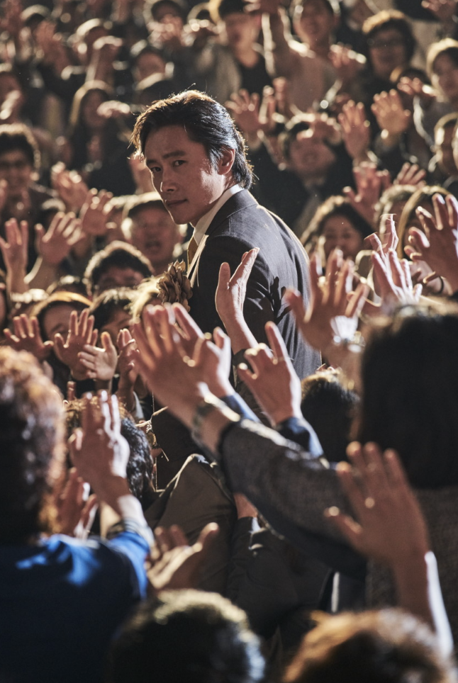 투자자들에게 신격화되어 환호받는 진 회장