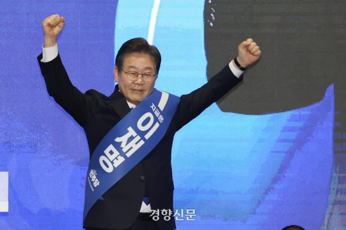 이재명 더불어민주당 대선 경선 후보가 지난 20일 울산시 울산전시컨벤션센터에서 열린 더불어민주당 제21대 대통령선거 후보자 선출을 위한 영남권 합동연설회에서 정견발표를 마친 뒤 인사하고 있다. 성동훈 기자