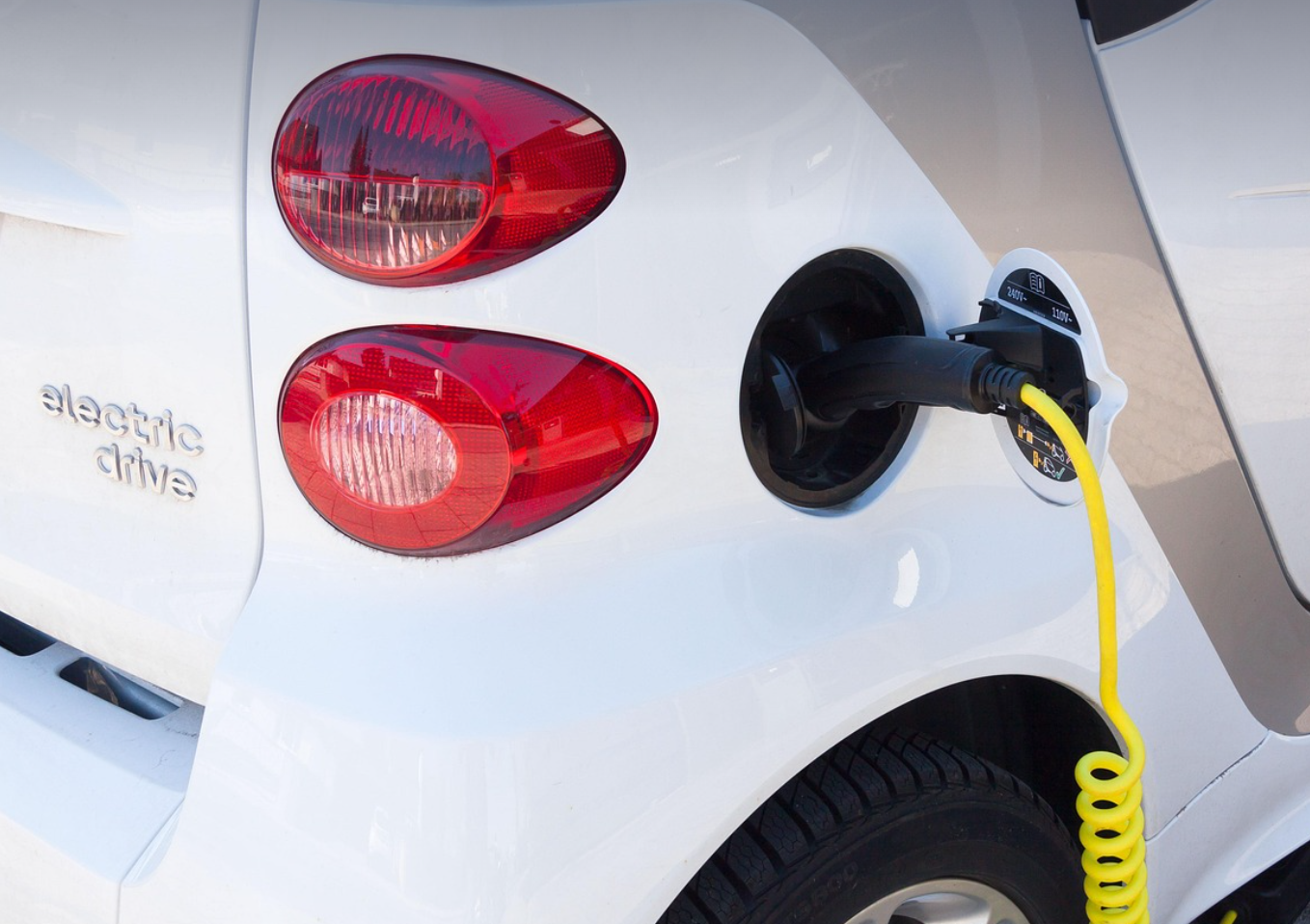 전기차 충전하는 모습을 보여주는 이미지