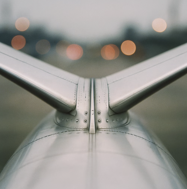 비행의 핵심, 주날개와 꼬리날개 붙이기