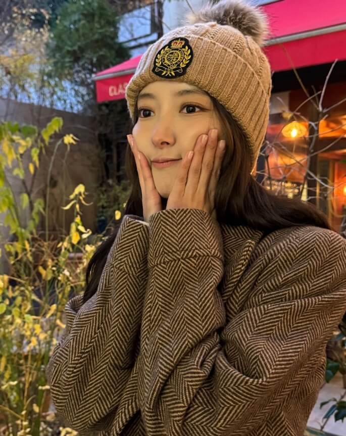 비니모자를쓴-긴머리여성의모습