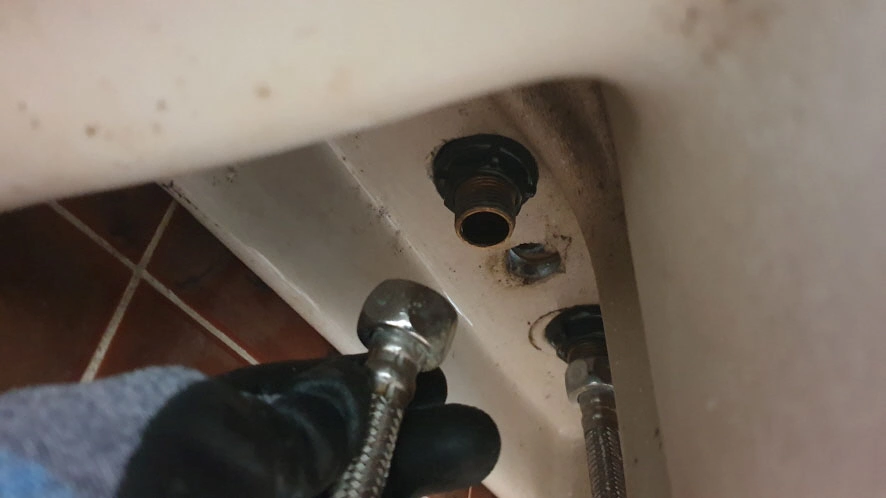 세면대 호스 분리 모습