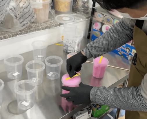 솜사탕 용기 포장하는 모습