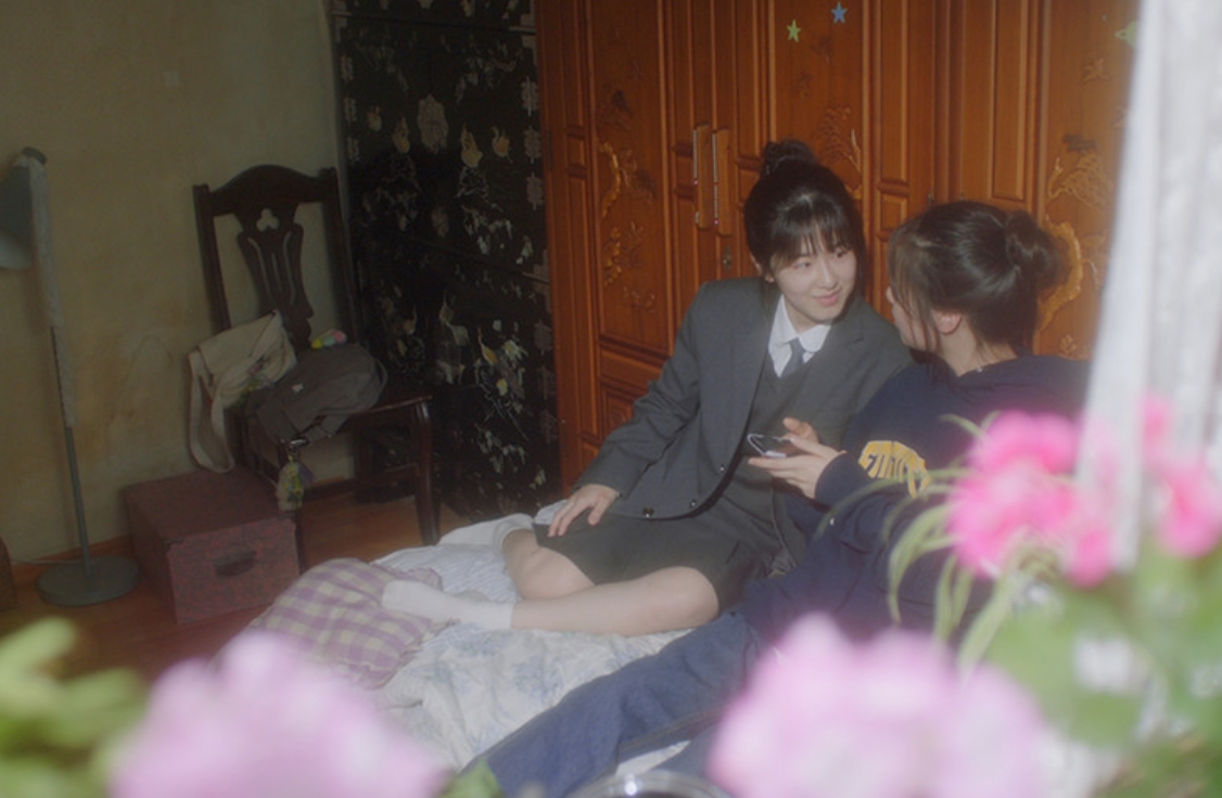 두 인물은 가까운 사이입니다.