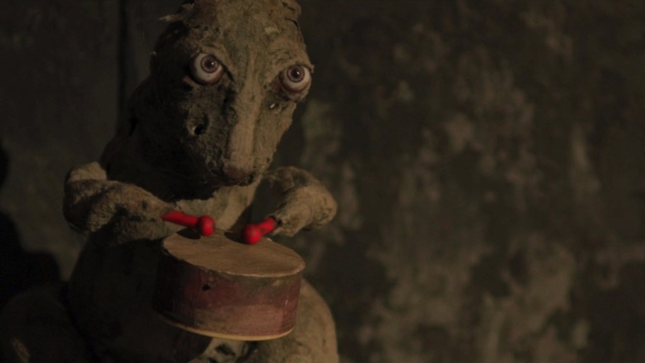 북치는 토끼 인형의 모습