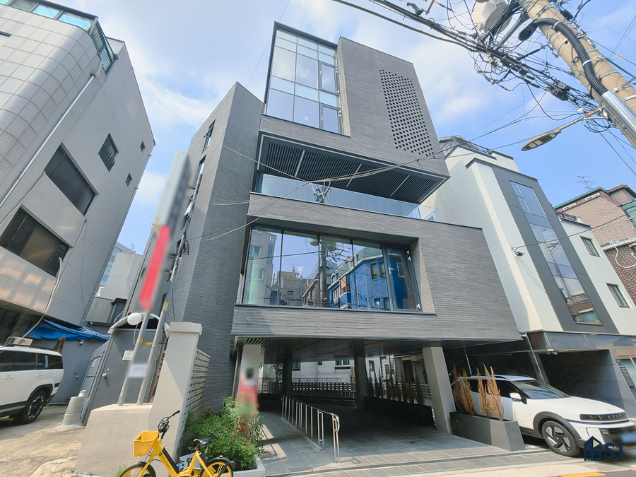 세련된 차콜 그레이톤의 건물 외관
