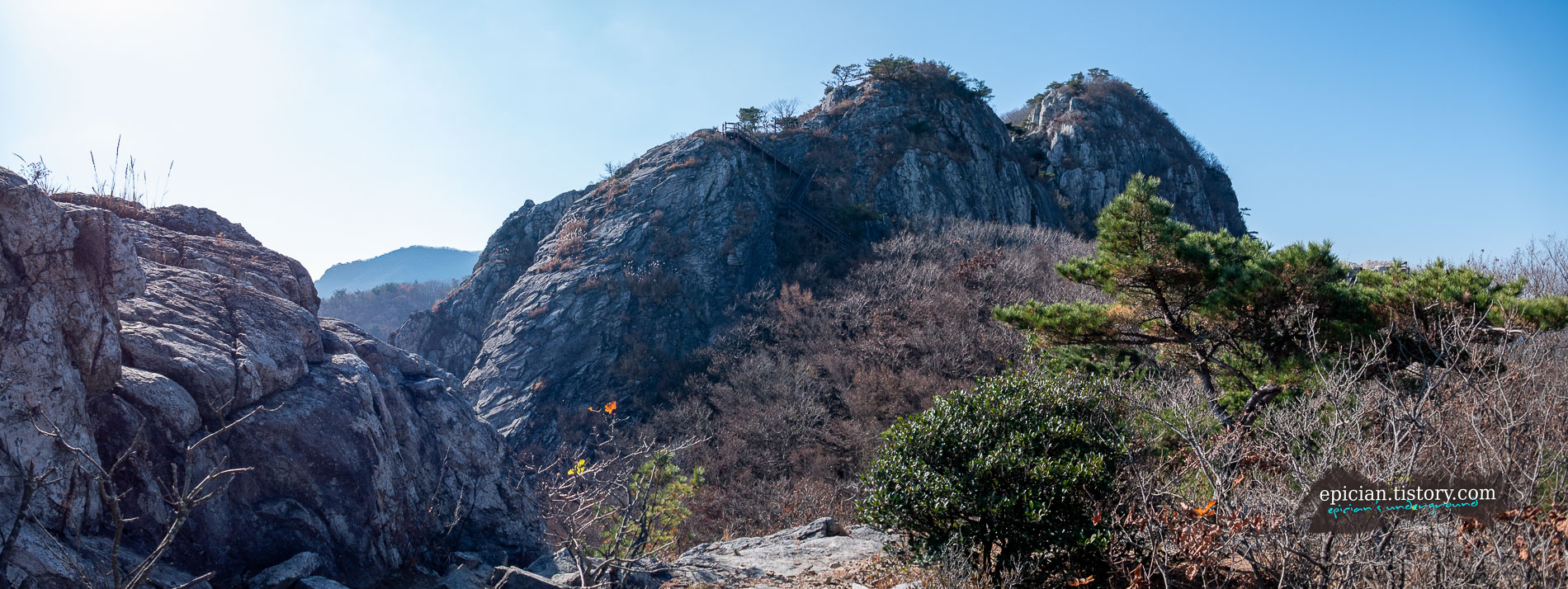 거친 질감의 바위 봉우리 3개가 어깨를 나란히 하고 있는 모습