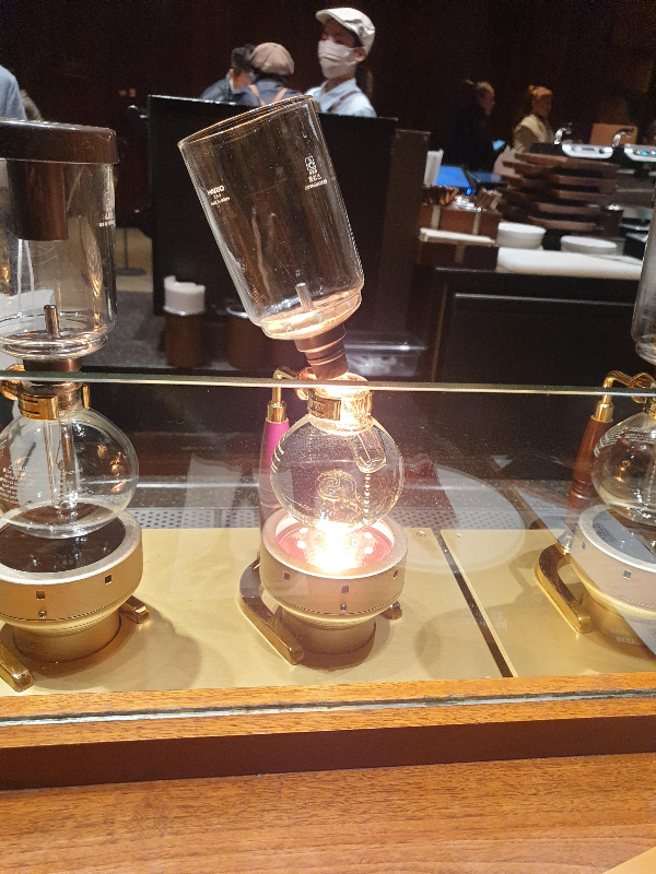 사이폰에 할로겐 빔이 쏘여 물을 끌이는 모습