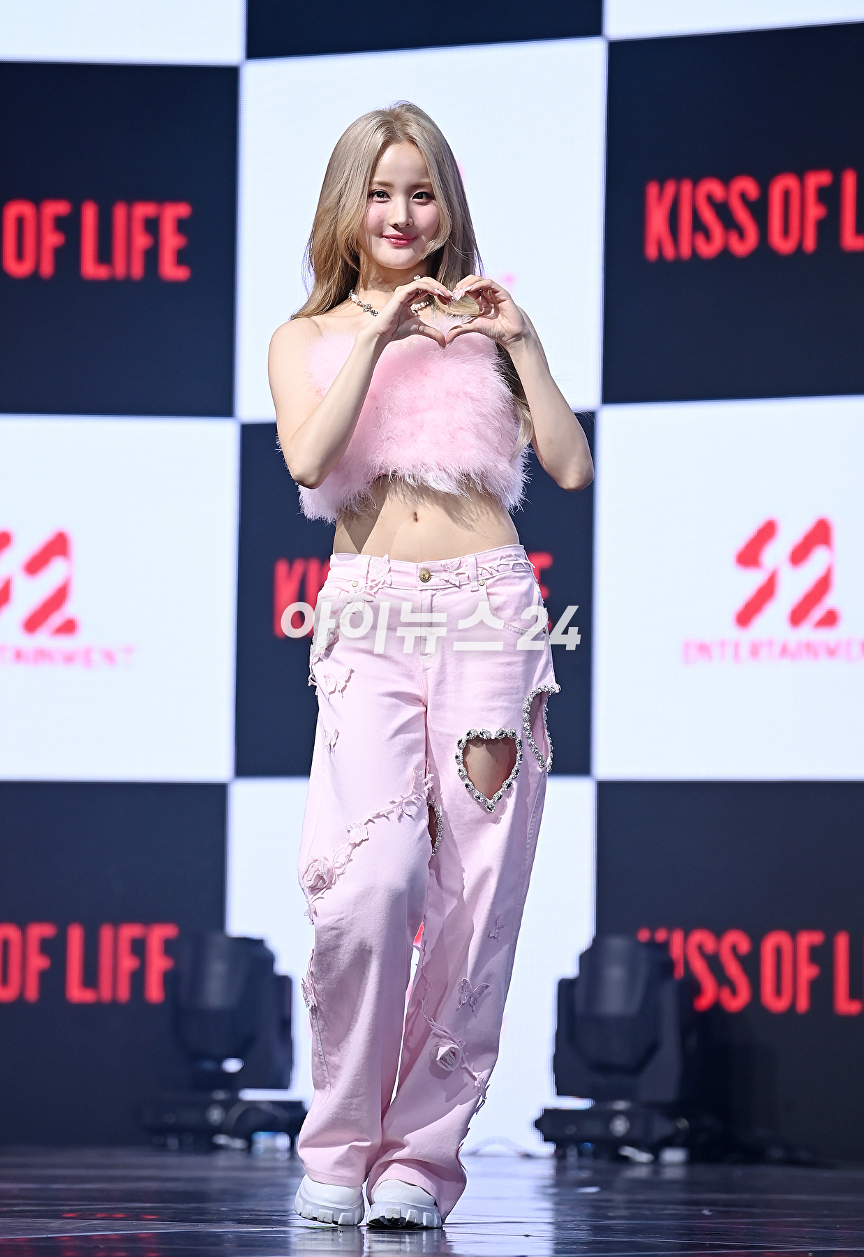 그룹 키스오브라이프가 5일 오후 서울 광진구 예스24 라이브홀에서 열린 첫 미니 앨범 'KISS OF LIFE' 쇼케이스에서 포토타임을 갖고 있다. [사진=곽영래 기자]