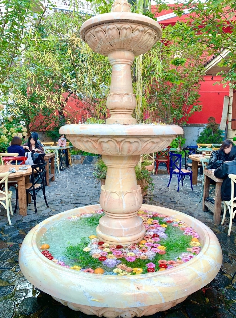달마시안 도산의 야외 꽃분수가 유명하다