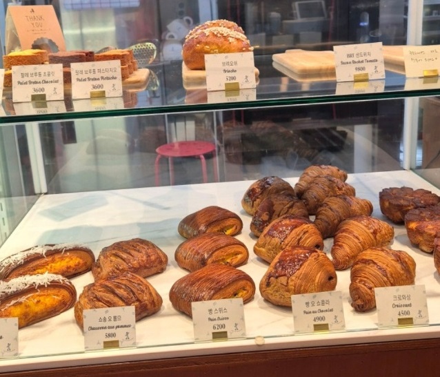 크루아상-퀸아망-달인-쁘띠브루통-프랑스빵집
