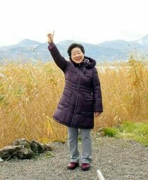 넌두렁-옆에서-손흔드는-할머니