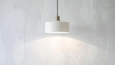 실내 조명 갓 먼지 제거하는 안전한 방법