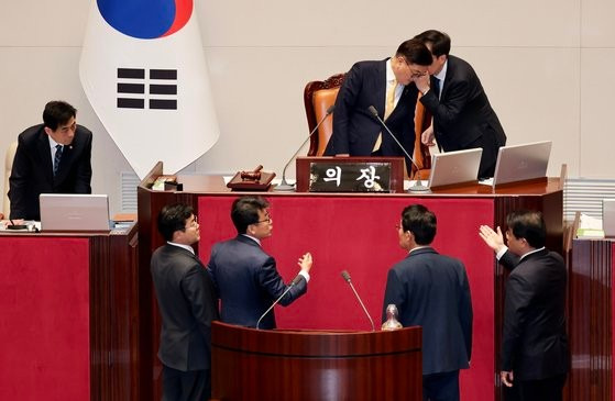 우원식 국회의장, 12&middot;3 비상계엄 사태 이후 적극적 행보로 주목받다