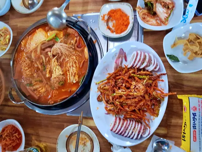 주주총회 송해나 이혜정 막걸리 한 잔과 날치알 올려 깻잎에 싸먹는 매콤한 오징어 보쌈 맛집 광명사거리역 광명전통시장 맛집 소개