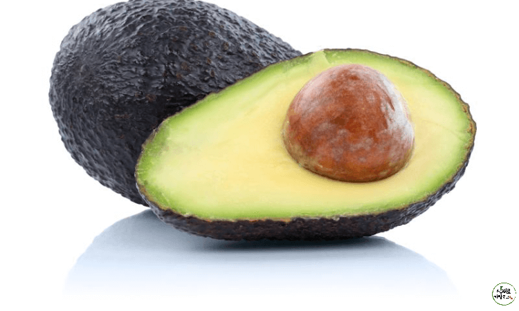 온전한-아보카도와-반으로-잘린-아보카도
