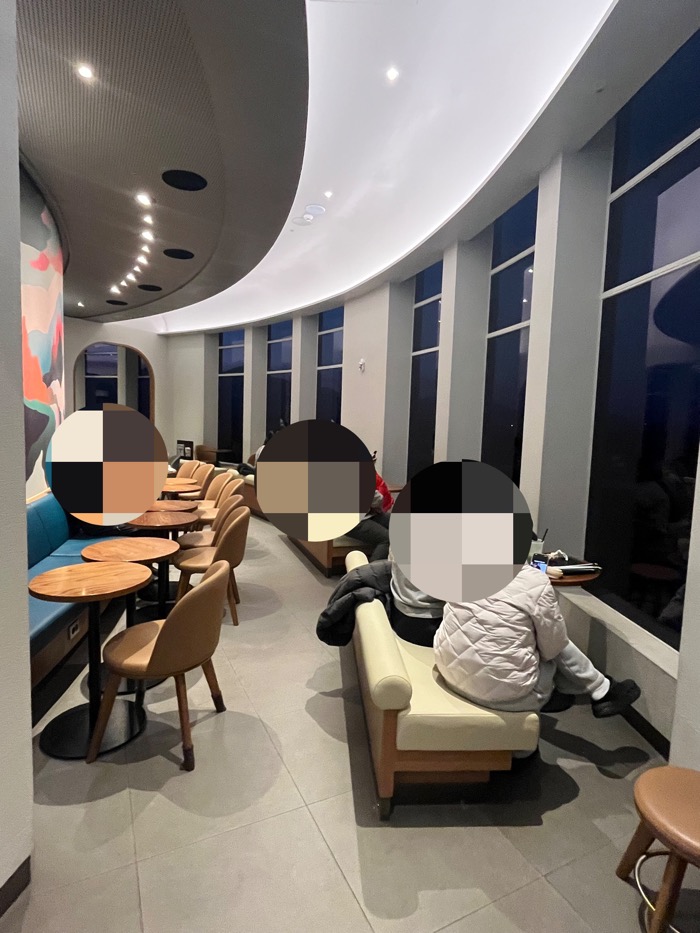 속초 영랑호리조트 스타벅스 매장 내부 분위기