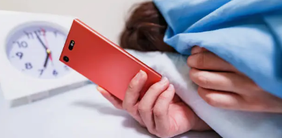 자기 전 스마트폰 사용이 눈 건강에 미치는 영향