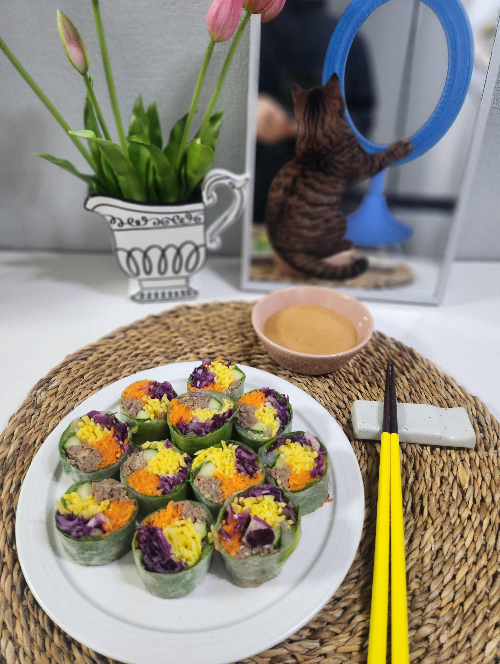 프레쉬샐 키토 불고기 랩 플레이팅 &ndash; 라이스페이퍼에 채소와 고기 듬뿍