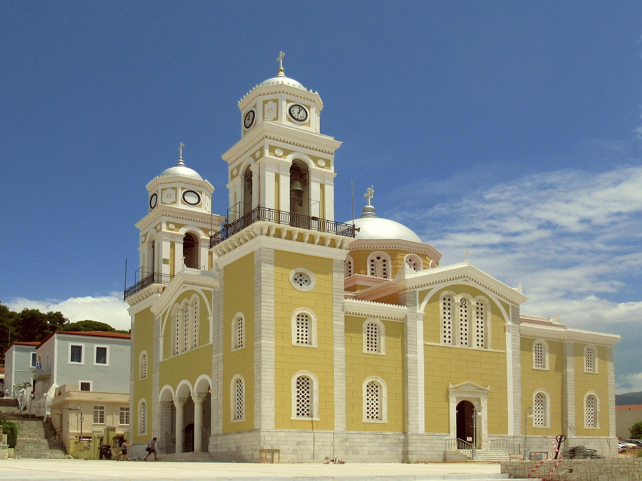 전통적인 오래된 교회를 찍은 사진입니다.