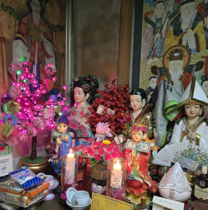 분홍색 꽃이 있는 장식