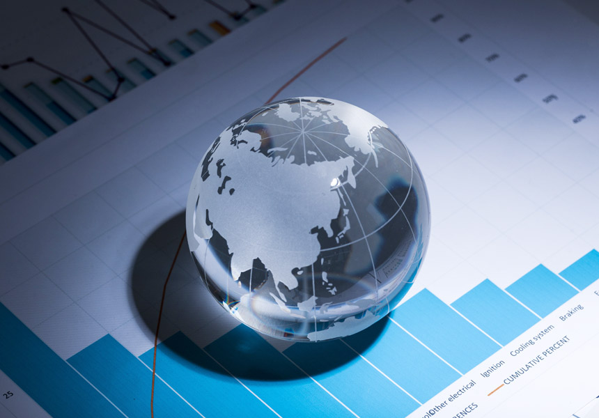 글로벌 경제와 해외 ETF 투자를 상징하는 유리 지구와 그래프 이미지