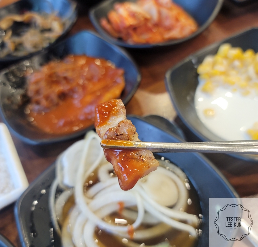 통통갈비 파절이 소스 찍은 삼겹살