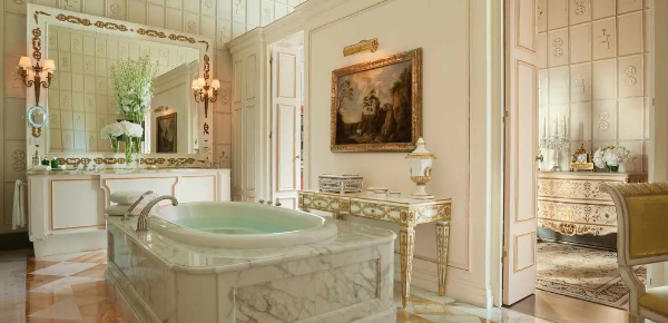 최상위 럭셔리 호텔의 화장실은 단순히 세면대가 있는 공간이 아닌, 하나의 예술 작품이자 건축적인 오브제로 간주되며 호텔의 컬렉션 가치를 높입니다.