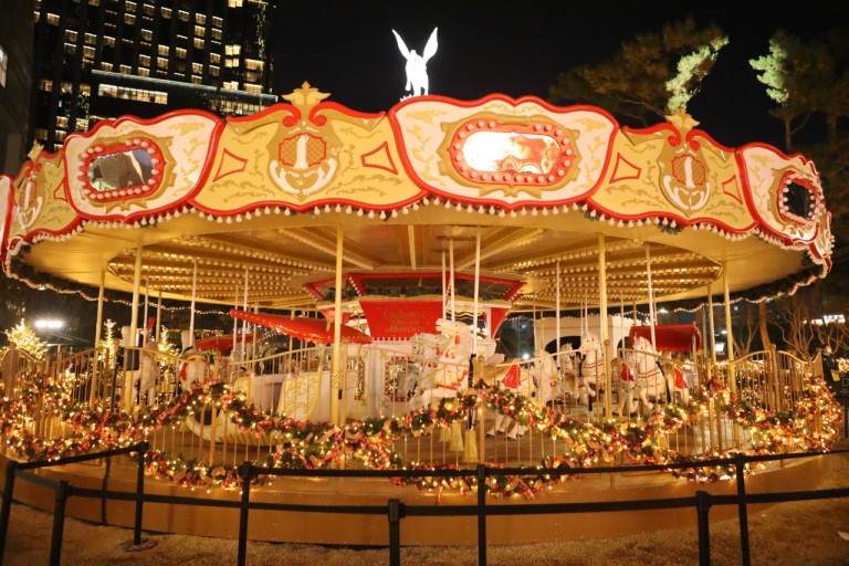 롯데월드에 있는 회전목마의 이미지이다.