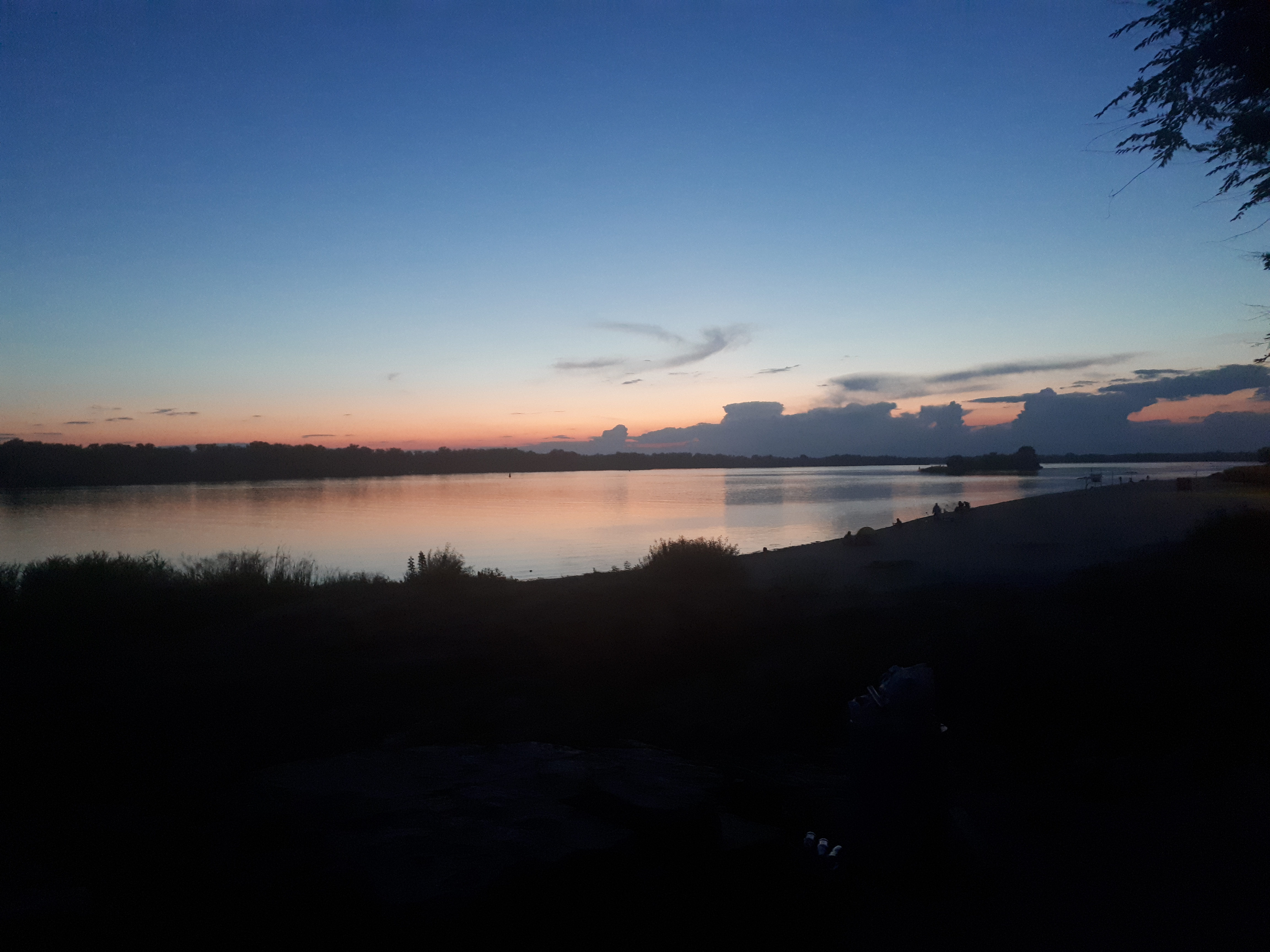 우크라이나 크레멘추크 드니프로 강변 해 질 녘