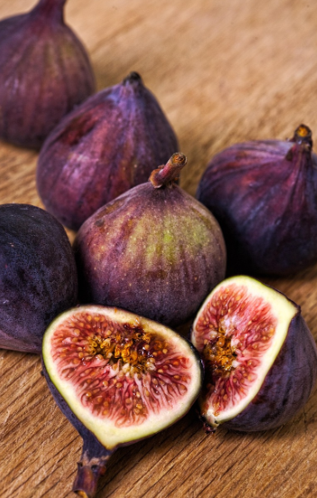 잘 익은 무화과가 6개있는데, 1개를 반으로 잘랐다