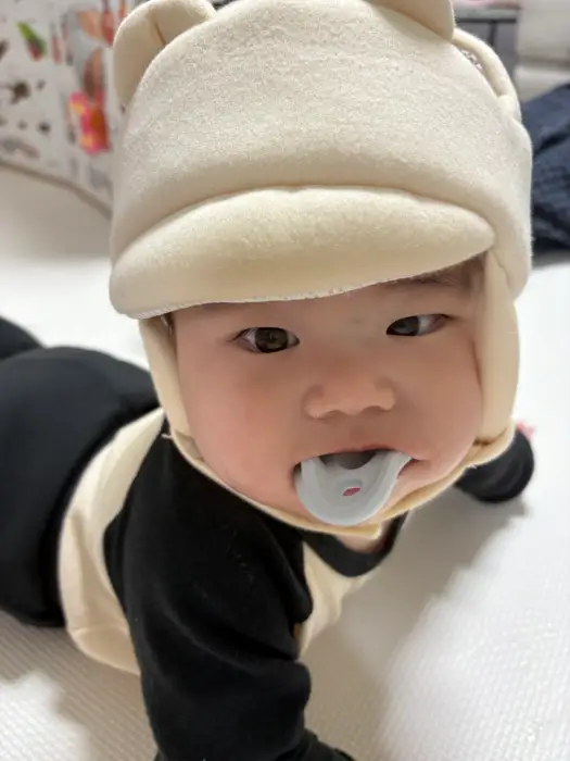 쪽쪽이를 입으로 씹는 모습