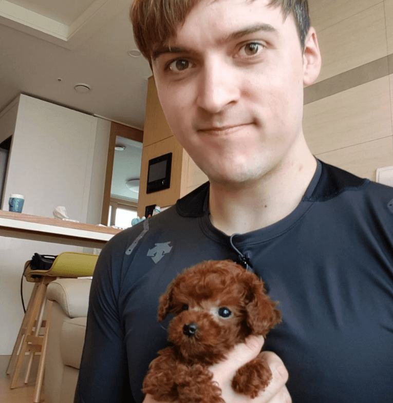 기욤 패트리가 강아지를 들고 있는 사진