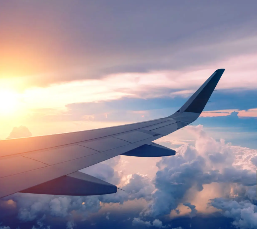 하늘을 나는 비행기